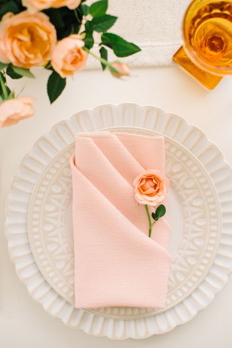 Dinner Table Diy, Wedding Napkin Folding, Creative Dinner, Diy Napkin Folding, Napkin Folding Tutorial, Fancy Napkin Folding, Christmas Napkin Folding, Cloth Napkin Folding, Creative Napkins