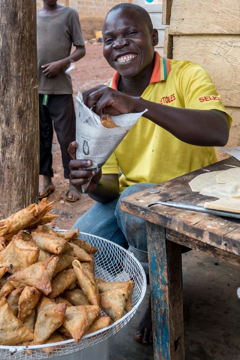 Samosa vendor in Jinja, Uganda Ugandan Street Food, Uganda Money, Tanzanian Food, Uganda Culture Aesthetic, Congolese Culture, Ugandan Food, Uganda Photography, Mandazi Uganda, Jinja Uganda