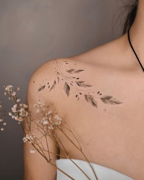 S a r a y . P a c h ó n on Instagram: "🖤 . . #finelinetattoo #flowertattoo #singleneedle #flowerstattoo #tattoo" Clavicle Tattoos, Tattoo Clavicle, Tattoos Artistic, Attractive Tattoos, Tattoo Artistic, Tattoos Inspos, Artistic Tattoos, Woman Tattoos, Clavicle Tattoo