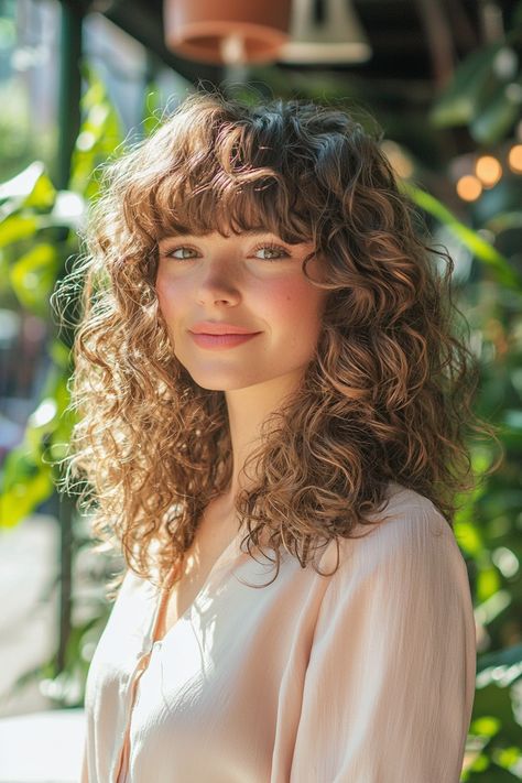 Transform your look with these effortlessly chic curly hairstyles that beautifully incorporate bangs. The soft curls frame your face, while the bangs add a playful edge. Perfect for any occasion, this hairstyle balances sophistication and fun, making you stand out. Whether you're heading to a brunch or a night out, this stunning combination enhances your natural beauty and highlights your unique style. Explore more on how to achieve these curly hairstyles! Short Curly Hairstyles Bangs, Curly Hair Fringe Bangs, Natural Curly Bangs, Bangs For Curly Hair, Curly Hairstyles With Bangs, Curly Highlights, Highlighted Bangs, Curly Bangs, Fringe Bangs