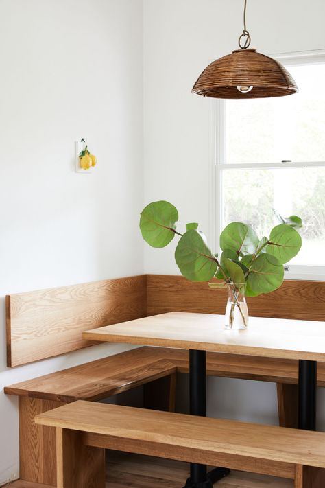 Vintage Summer: A Seventies-Style Shoppable Airbnb in Montauk - Remodelista Coin Banquette, Kitchen Breakfast Nooks, Banquette Seating, Ranch Style Home, Kitchen Nook, Dining Nook, Minimalist Kitchen, Breakfast Nook, Window Seat