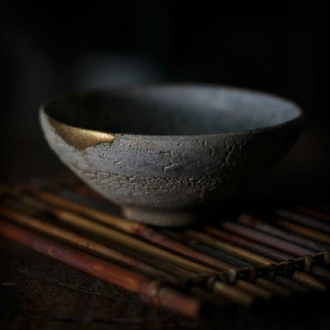 from : freshideen m Wabi Sabi Living, Wabi Sabi Design, Kintsugi Art, Wabi Sabi Decor, Pottery Store, Japanese Philosophy, Wabi Sabi Style, Japanese Ceramics, Tea Bowls