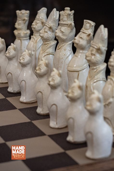 Cats chess set Porcelain Chess Set, Knight Chess, Luxury Chess Sets, Chess Boards, Chess Set Unique, Wood Chess Set, Cats Design, Chess Sets, Unique Cats