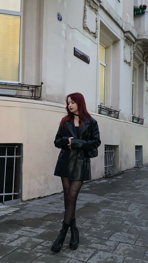 Red Hair Clothes Ideas, Outfits For Dark Red Hair, Outfits For Red Hair, Red Hair Outfit Ideas, Dark Red Outfit, Lana Del Rey Outfits Inspiration, Red Hair Outfits, Red Goth, Girls Winter Outfits