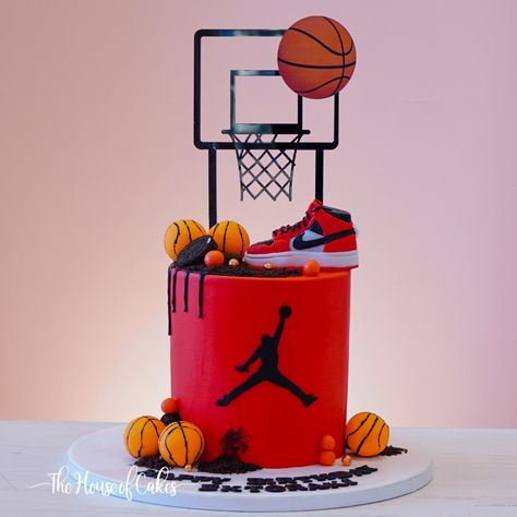 الحياة أجمل مع منتجاتنا من الكيك الرائع! Life is more beautiful with our wonderful cakes! 🏀🎂 Score big with our Basketball Themed Cake! 🎂🏀 Perfect for hoop enthusiasts of all ages, this cake features vibrant designs and sporty details.🎉⛹️‍♂️ Make your order online and enjoy the variety of tastes and looks. 📲Call or WhatsApp +971-526699670 #thehouseofcakesdubai #bestcakesindubai #cakesindubai #cakeloverindubai #cakedesignindubai #cakeshopindubai #dubaicakes #mydubaicakes #uaecakes #dubai... Lebron James Cake, Wedding Cake Basketball, Basketball Cake Design, Basketball Design Cake, Basketball Theme Cake Design, Basket Weave Cake Design, Cake Basketball, Basketball Cakes, Basketball Cake