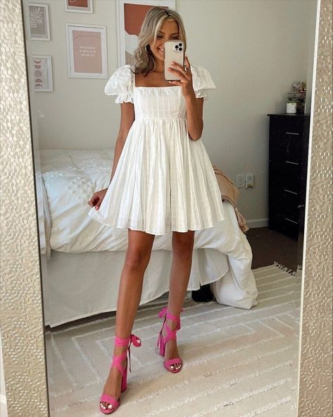 White Graduation Dress College, White Grad Dresses, College Grad Dresses, Winter Graduation Outfit, High School Graduation Outfit, White Grad Dress, Graduation Pictures Outfits, 8th Grade Graduation Dresses, Graduation Dress High School