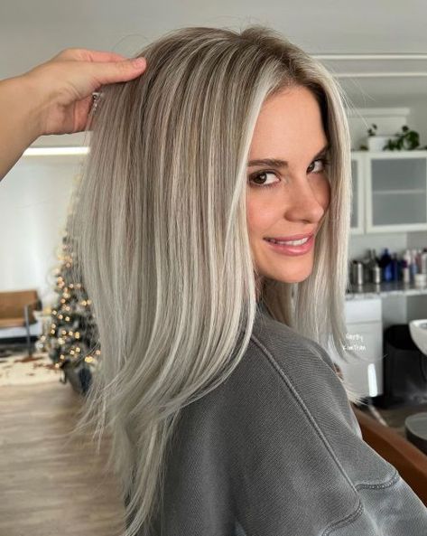 Long Dirty Blonde Hair with Stretched Roots Long Dirty Blonde Hair, Ashy Blonde Balayage, Ash Blonde Hair Dye, Cool Ash Blonde, Dark Strawberry Blonde, Winter Blonde, Blonde Hair Colors, Ash Blonde Hair Colour, Icy Blonde Hair