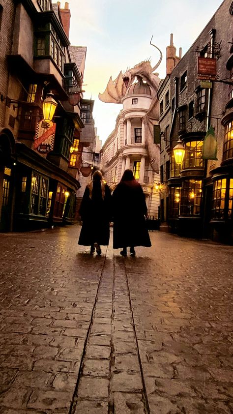 Friend Cosplay Picture Ideas - Harry Potter World Universal Diagon AlleyStudios Orlando Florida Universal Studio Aesthetic, Universal Orlando Aesthetic, Harry Potter World Aesthetic, Universal Studio Pictures Ideas, Universal Picture Ideas, Harry Potter World Photo Ideas, Hp Widget, Universal Orlando Photo Ideas, Universal Studios Harry Potter Aesthetic