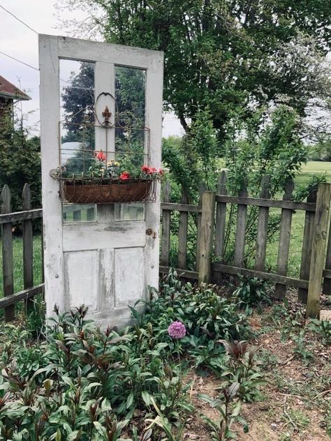 Old Door Garden Ideas, Door Garden Ideas, Old Garden Gates, Old Door Decor, Diy Gate, Old Door Projects, Small Garden Shed, Door Backdrops, Door Garden