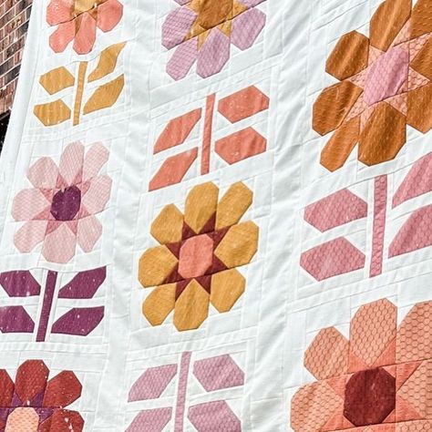 Quilt Vendor Display, Daisy Quilts Ideas, Daisy Quilt Pattern Free, Spring Quilt Patterns, Daisy Quilt Pattern, Spring Outside, Quilt Flowers, Quilted Flower, Daisy Quilt