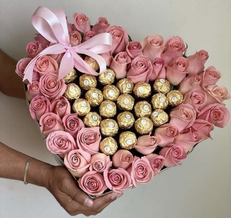 Ferrero Rocher Flower Bouquet, Rocher Bouquet, Ferrero Rocher Bouquet, Chocolate Bouquet Diy, Luxury Flower Bouquets, Gift Box For Men, Flower Box Gift, Gift Inspo, Nothing But Flowers