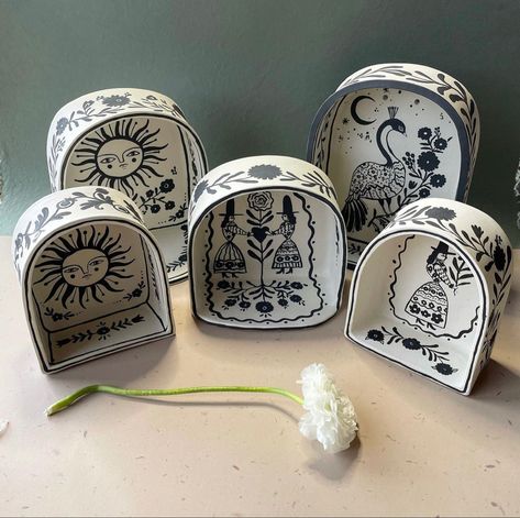 Das Clay Projects, Witchy Pottery Ideas, Air Dry Clay Altar, Mini Ceramic Ideas, Kiln God, Clay Trinket Shelf, Pottery Altar, Ceramic Shrine Ideas, Clay Altar