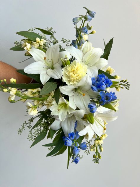 White Lily Flower Arrangements, Blue Lily Bouquet, Prom Flowers Blue Dress, Wedding Bouquet With Lilies, Wedding Bouquets Lilies, White And Blue Bouquet, Blue And White Bouquet, Blue And White Flowers, Wedding Flowers Lilies