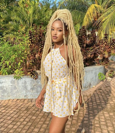 Hair Braids For Black Women, Blonde Faux Locs, Faux Locs Blonde, Locs Blonde, Braids Hairstyles Ideas, Crochet Hair Braids, Blonde Dreadlocks, Fringe Braid, Crochet Faux Locs