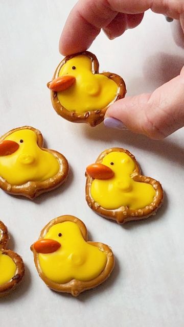 Sasha Nary on Instagram: "Pretzel Easter Chick (or baby duck?) 🥨🐥 Who's anxiously waiting for Spring weather besides me?🌸🍃 We are expecting 15 inches of snow on Saturday... 😆 Meanwhile, we have been making and enjoying all the Spring and Easter themed desserts over here... Youngest one had a blast helping with these pretzels, especially! (Emily @the_hutch_oven and I could have had a mini collab yesterday - checkout her cuties too!) You will need: Mini Pretzels by @snyders_hanover White Choc Easter Themed Desserts, Easter Pretzel, Pretzels Chocolate, Treat Making, Oil Based Food Coloring, Spring Dessert, Waiting For Spring, Easter Snacks, Easter Sweets