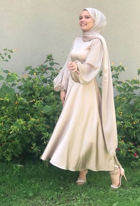 Hijab Silk Dress Party, Modest Dresses Soiree, Graduation Dress Ideas Hijab, Silk Dress Long Classy, Formal Dress Hijab, Hijabi Silk Dress, Graduation Modest Dress, Modest Silk Dress, Hijab Party Outfit