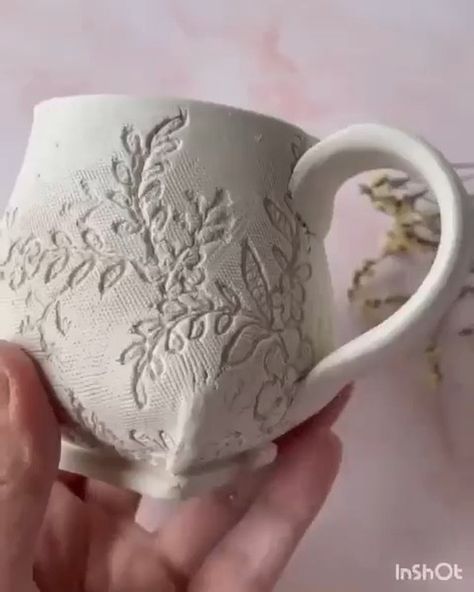 Love in Pottery on Instagram: “gratifying ceramic making process of a slab built mug by @ceramics_by_jas ! 🙈😘💚 FOLLOW👉 @loveinpottery for more pottery contents ☕️ !…” Ceramics Videos, Craft Sculpture, Mugs Pottery, Ceramic Making, Art Haus, Pottery Handbuilding, Ceramic Techniques, Tableware Design, Hand Built Pottery