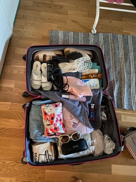 Plane Tips, Makeup Amazon, Trip Couple, International Travel Checklist, International Travel Essentials, Europe Travel Essentials, Essentials Checklist, Summer Packing, Inside My Bag