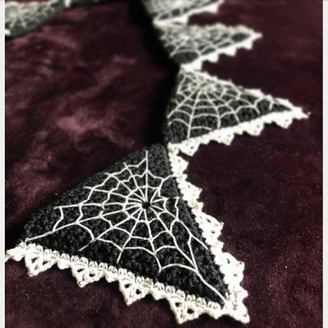 Ravelry: Halloween bunting (spin a bunting) by Martina Pålsson Autumn Bunting Ideas, Crochet Garlands, Crocheted Pumpkins, Moon Crochet, Bunting Pattern, Halloween Bunting, Crochet Bunting, Crochet Garland, Crochet Halloween