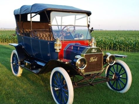 1913 Ford Model T Touring                                                                                                                                                                                 More                                                                                                                                                                                 Más Model T Car, Retro Auto, Ford Model T, Veteran Car, Classic Vehicles, Ford Classic Cars, Ford Fairlane, Old Classic Cars, Classy Cars