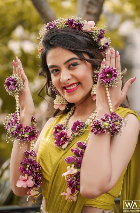 Flower Haldi Jewellery, Real Flower Jewellery For Haldi Bridal, Haldi Accessories, Baby Shower Flower Jewellery, Haldi Look For Bride, Haldi Poses, Haldi Bride, Haldi Jewellery, Real Flower Jewellery