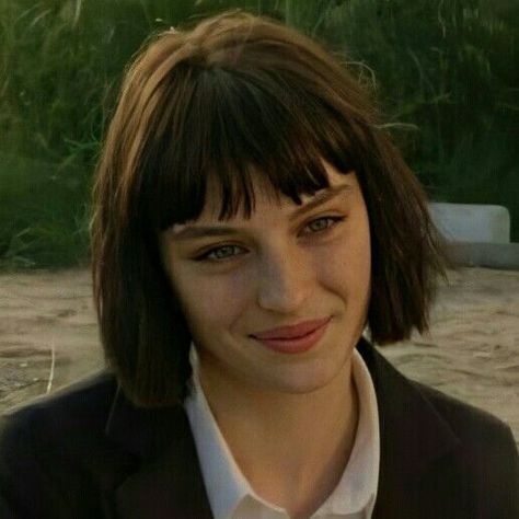 Alice Pagani, Anne Movie, Cut Bangs, Baby Netflix, Pansy Parkinson, Short Dark Hair, Light Film, Face Photography, Girl Crushes