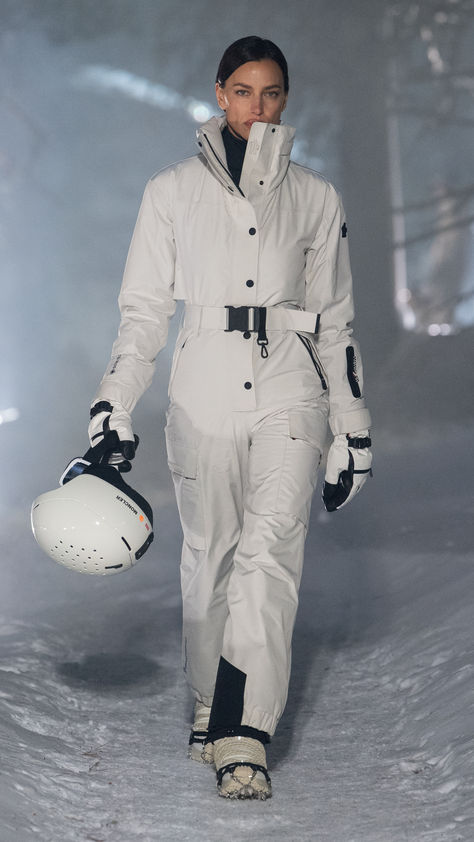 Moncler Grenoble FW24, a beautiful clash of high style and high performance. 
-
Some items in the show feature wool with a long hair look, short or long hair shearling, or synthetic trims. 

#MonclerGrenoble
#Moncler Moncler Ski Suit, Moncler Ski, Short Or Long Hair, Jet Set Style, Ski Outfits, Moncler Grenoble, Branded Outfits, Look Short, Skiing Outfit