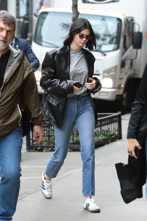 Kendall Jenner 10/24/17 Adidas Winter Outfit, Kendall Jenner Adidas, Adidas Samba Outfit Women, Sambas Adidas Women Outfit, Samba Adidas Outfit, Adidas Outfit Men, Sambas Adidas, Looks Adidas, Adidas Outfit Women