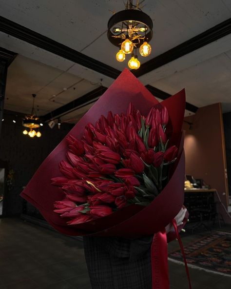 Fleurs Aesthetic, Red Tulips Bouquet, Red Flower Bouquet, Tulips Bouquet, Fancy Flowers, Red Rose Bouquet, Boquette Flowers, Tulip Bouquet, Aesthetic Red