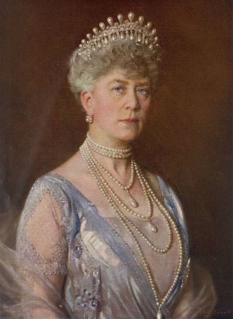 Royals & Aristocrats — Queen Mary, wearing the full version of the... Mary Of Teck, Alexandra Of Denmark, Royal Family Pictures, Royal Portraits, King George V, Royal Tiaras, Elisabeth Ii, British Royal Families, Princess Alexandra