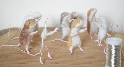 My 22 Of Needle-Felt Mice That I Turned Into Famous Characters Diy Mouse, Felt Mice, Needle Felt Ideas, Felted Mouse, Needle Felted Mouse, Felted Mice, Miniature Needle Felting, Christmas Mice, Needle Felted Mice