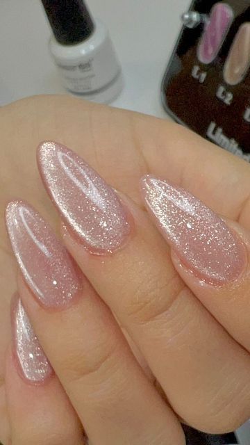 Touta Nails 💅 on Instagram: "Good idea for Christmas 🤍🤍🤍" Short Nail Ideas For December, Nails For Sparkly Dress, Colorful Sparkly Nails, End Of December Nails, Winter Party Nails, Birthday Nails February, Party Nails Birthday, Sparkly Birthday Nails, Dark Red And Black Nails