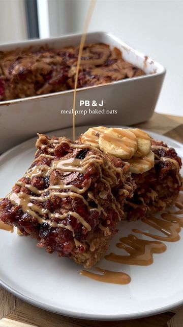 Emma Petersen 🥕 on Instagram: "MEAL PREP BAKED OATS | PB & J 🤍🥜 Another week, another big batch baked oats combo !! Dare I say this might be my favourite yet… 👀 I’ve already broken the rules and made it two weeks in a row. One to beat ❤️‍🔥 Makes 3-5 servings depending on ur appetite: ▫️ 200g rolled oats* ▫️ 2 bananas ▫️ 60g salted caramel soy protein* ▫️ 420ml milk ▫️ 1 tsp baking powder ▫️ Frozen raspberries ▫️ Peanut butter* ▫️ Raspberry jam *I get all of these from @myprotein and my code “FITLONDONER” will get you huge discounts in the Black Friday sale rn! 👩‍🍳 just assemble as shown, bake in the oven at 180 C for 35-40 mins and you’re good to go! I like to serve mine up with some banana, greek yoghurt and drizzly peanut butter. Simply store the rest in the fridge and either micr Batch Baked Oats, Pb And J Oatmeal, Pb And J Baked Oats, Peanut Butter And Jelly Baked Oats, Peanut Butter Banana Baked Oats, Pb&j Overnight Oats Healthy, Homemade Granola Bars, Oat Bars, No Bake Snacks