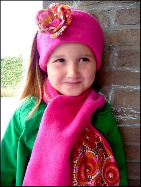 sjaal en oorwarmers Toddler Fleece Hat Pattern Free, Fleece Sewing Patterns, Diy Scarfs, Fleece Ideas, Mermaid Tail Blanket Pattern, Fleece Sewing, Fleece Hat Pattern, Fleece Sewing Projects, Beenie Hat