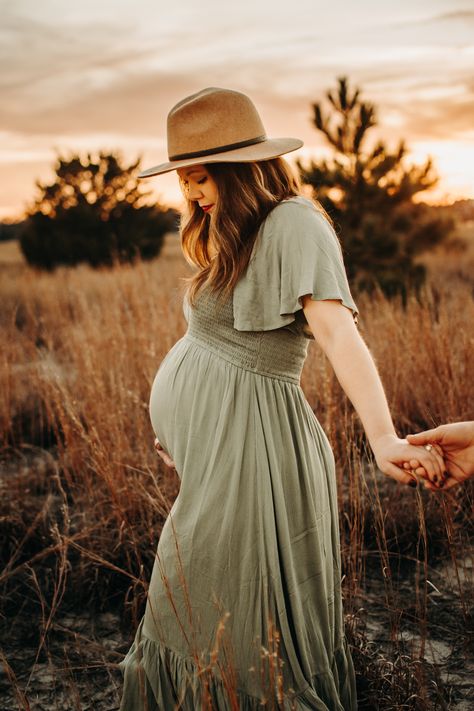 Maternity Photo Shoot Picnic, Maternity Photography Style Guide, Maternity Photography Big Sister, Fall Maternity Family Photos With Siblings, Friendship Maternity Shoot, Picnic Maternity Shoot, Autumn Maternity Photoshoot, Family Maternity Pictures With Siblings, Maternity Family Photos With Siblings