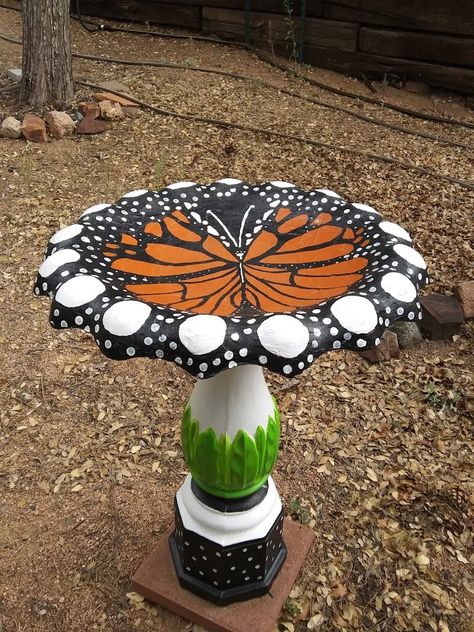 Old Concrete, Bird Fountain, Concrete Bird Bath, Mosaic Birdbath, Pond Painting, Diy Bird Bath, Bird Bath Garden, Beautiful Butterflies Art, Garden Junk