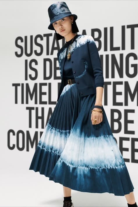 A manifesto questioning the meaning of fashion, the Dior Fall 2020 collection by Maria Grazia Chiuri reinterprets iconic House codes. The precious 'Tie & Dye' motif with its fresh, eye-catching allure adorns a range of accessories, long dresses, skirts and shirts in a captivating spectrum of blues. Dior Fall 2020, Shibori Fashion, Diy Tie Dye Designs, Beauty Dior, Men Handbags, Tie Dye Fashion, Tie Dye Diy, Tie Dye Outfits, Artist Management