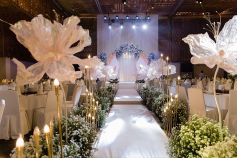 Organza Decorations Wedding, Organza Flowers Wedding Decor, Wedding Stage Design Backdrop Ideas, Dreamy Wedding Theme, Decorating Ideas For Wedding, Debut Theme, Neutral Wedding Decor, Indoor Wedding Decorations, Fall Wedding Bridesmaids