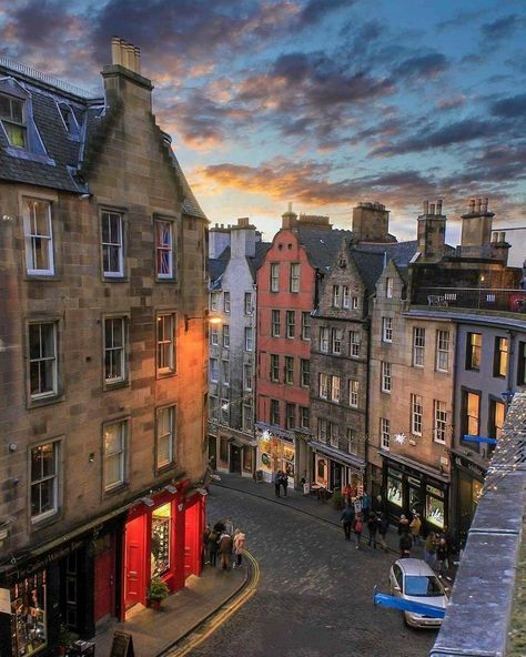 Victoria Street, Edinburgh Scotland Honeymoon, Edinburgh Photography, Scotland Culture, Scotland Vacation, Edinburgh City, Europe Aesthetic, Pretty Aesthetic, Backpacking Europe, Visit Scotland