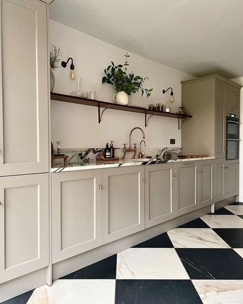 Mandarin Stone on Instagram: "Our Piazza Collection is so versatile 🙌🏻 We’ve just expanded this collection with some exciting new marble effect colour ways. This gorgeous kitchen features our Piazza Nero & Amber laid in a chequered design 🤍🖤 Such a practical & stylish floor 👌🏻 Love this project by @queen_bee_interior" Chequered Kitchen Floor, Kitchen Chequered Floor, Checkered Splashback, Checkerboard Splashback, Checkerboard Kitchen, Marble Kitchen Floor, Checkered Kitchen, Chequered Floor, Black Kitchen Cabinets Checkered Floor