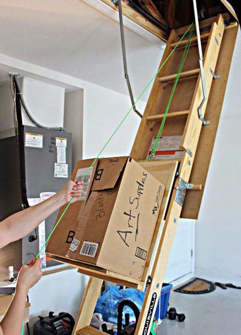 Arbejdsplads Garage, Garage Attic Storage, Attic Storage Organization, Attic Lift, Attic Organization, Garage Attic, Attic Renovation Ideas, Attic Ladder, Diy Staircase