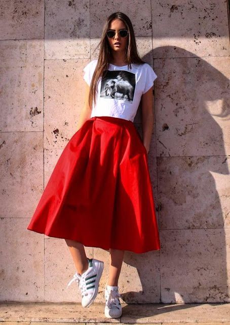 Street style | Printed tshirt with sneakers and neon red skirt Red Skirt Outfits, Sukienki Maksi, Rok Outfit, Skirt And Sneakers, Red Skirt, Red Skirts, 가을 패션, Looks Style, Mode Inspiration