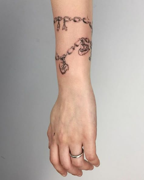 Bracelet Tattoo With Initials, Tattoo With Initials, Chain Tattoos, Universal Tattoo, Braclet Tattoo, Charm Bracelet Tattoo, Tattoos On Arm, Bracelet Tattoo For Man, Butterfly With Flowers Tattoo