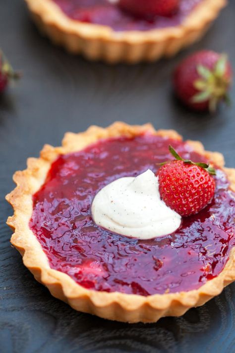 Strawberry Tartlets will give everyone their own personal tart at dessert time. Who doesn't love that? Strawberry Tartlets, Strawberry Tarts, Mini Tart Recipes, Dessert Thermomix, Strawberry Tart, Mini Tart, Strawberry Pie, Sweet Pie, Köstliche Desserts