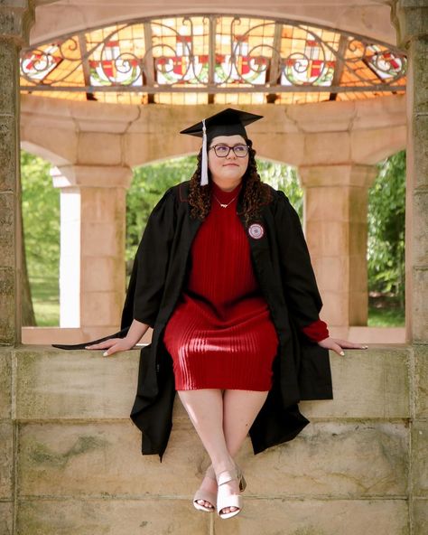 Cap And Gown Senior Pictures Plus Size, Plus Size Cap And Gown Pictures, Grad Photos Plus Size, Graduation Picture Ideas Plus Size, Plus Size Graduation Photoshoot, Plus Size Graduation Pictures Posing Ideas, College Graduation Pictures Plus Size, Graduation Pictures Plus Size, Plus Size Graduation Pictures