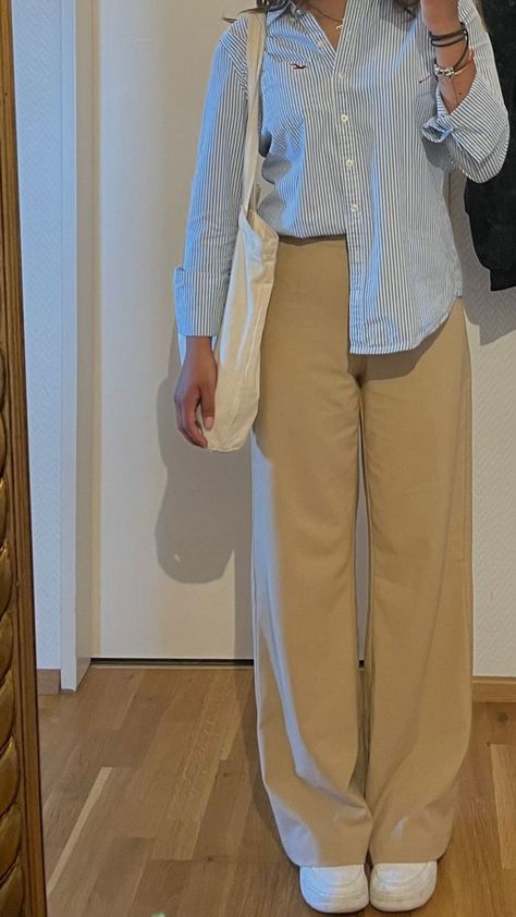 Beige Pants Outfit Women Summer, Beige Trousers Outfit Summer, Cream Pant Outfits Women, Western Fashion Outfits Casual, Beige Shirt Outfits Women, Cream Pants Outfit Women, Khaki Trouser Outfit Women, Beige T Shirt Outfit, Tote Bag Style Outfit