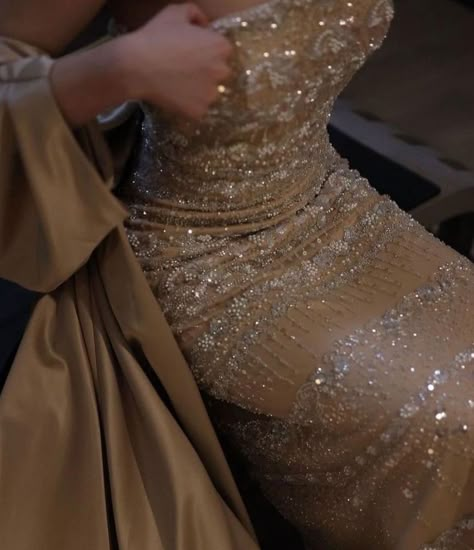 Gown Aesthetic, Glamour Style, Fancy Video, Prom Dress Inspiration, Arab Fashion, Book Writing Tips, Golden Girl, Book Writing, Elegant Chic