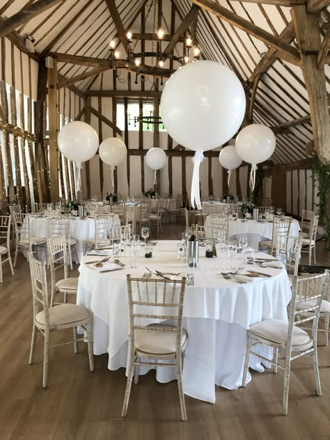 10 Person Wedding, White Balloon Centerpieces, Wedding Balloons Table, White Balloons Wedding, Engagement Party Balloons, Wedding Ballons, Balloon Table Decorations, Bar Mitzvah Themes, Round Dinner Table