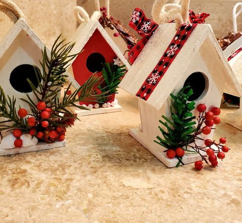 Christmas Birdhouses Diy, Bird House Christmas Decor, Diy Christmas Bird Houses, Christmas Birdhouses Ideas Diy, Christmas Bird Houses Ideas, Christmas Birdhouses Ideas, Christmas Bird Houses, Holiday Birdhouses, Birdhouse Crafts