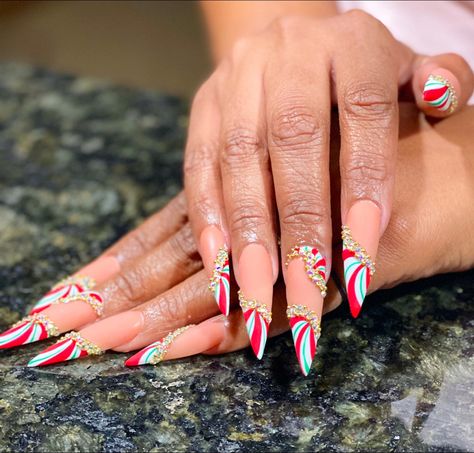 Stilleto Christmas Nail, Holiday Stiletto Nails Christmas, Peppermint Christmas Nails, Christmas Nails Long Stiletto, Stilleto Christmas Nail Art Designs, Stiletto Nails Christmas, Christmas Stiletto Nails, Christmas Nails Stiletto, Peppermint Nail Art